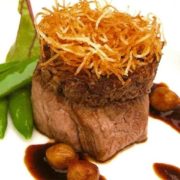Torentje van Kalfshaas en draadjesvlees met stroaardappel en een jus met aceto balsamico en zilveruitjes